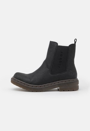 Bottines noires en cuir texturé, avec des panneaux latéraux élastiques, un orteil arrondi et une semelle en caoutchouc robuste, dotées d'un logo discret au niveau du talon.