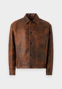Giacca in pelle marrone con finitura texture, chiusura a bottoni, colletto aperto e maniche lunghe. Presenta cuciture a vista e una vestibilità classica.