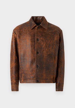 Giacca in pelle marrone con finitura texture, chiusura a bottoni, colletto aperto e maniche lunghe. Presenta cuciture a vista e una vestibilità classica.
