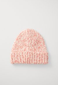 Gorro de invierno de punto con borde doblado, que presenta hilo blanco y rosa entrelazado en un patrón grueso y robusto.