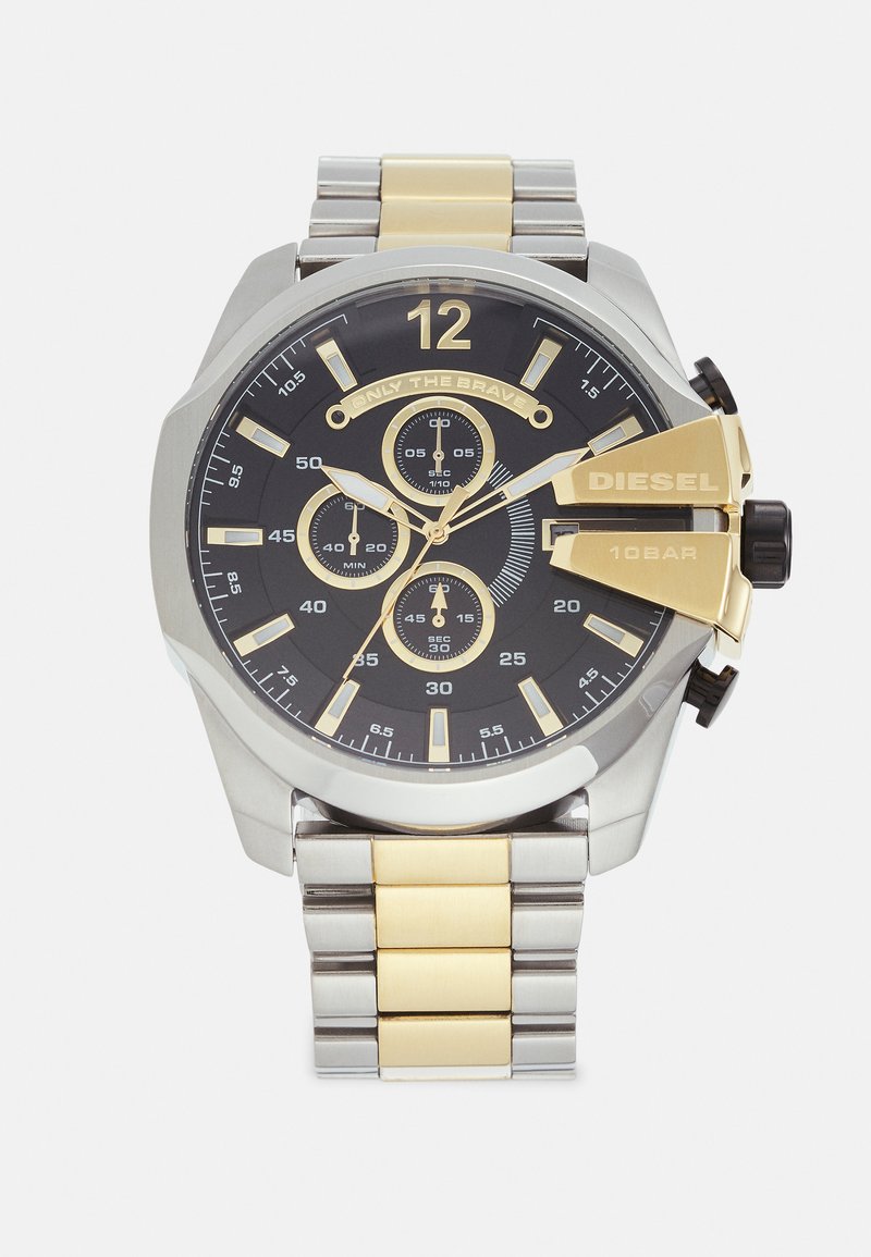 Orologio in metallo con quadrante nero, accenti texturizzati in oro, bracciale in acciaio inossidabile argentato e dorato a maglia, e grande numero 12 sul quadrante.