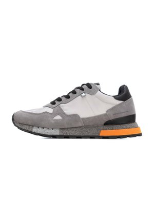 Zapatillas grises con parte superior de ante y tejido, detalles en negro, suela intermedia moteada y suela exterior naranja. Diseño de cordones con punta redondeada.