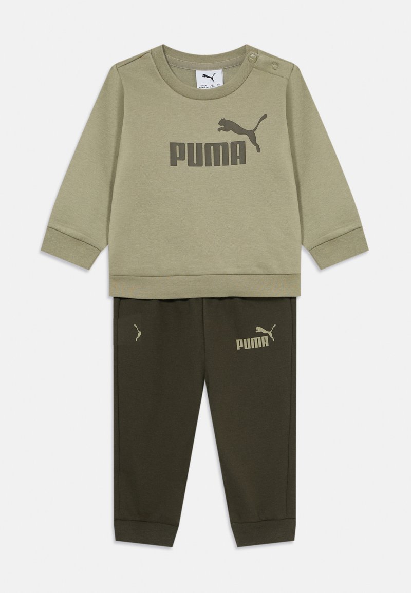 Olivgrön bomullströja med PUMA-logga, tryckknappar på axeln; matchande mörkgröna byxor med logga, elastiska mudd och midja.