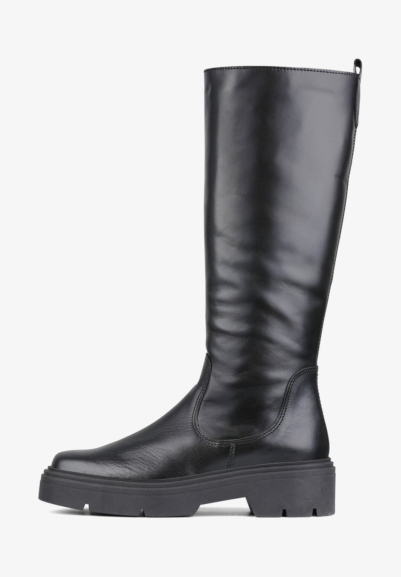 Mustat nahkaiset polvipituiset saappaat, joissa on sileä pinta, pyöreä kärki ja paksu kumipohja. Varustettu sivuvetoketjulla helppoa päällepantavuutta varten.