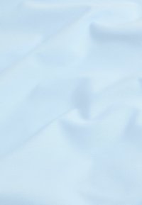 Himmelblaues Gewebe mit einer glatten Textur, das einen leichten Glanz und einen weichen Fall zeigt und subtile Falten und Falten präsentiert.