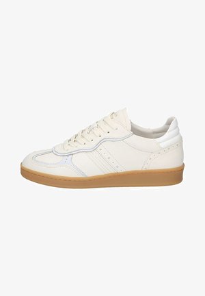 Witte leren sneakers met een laag ontwerp, ronde neus en een zool van gumrubber. Kenmerken zijn tonale stiksels en minimale accentdetails.