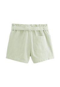 Shorts vert clair en denim, dotés d'une ceinture, d'une bande élastique et d'une poche arrière en patch. Texture lisse avec un design décontracté.