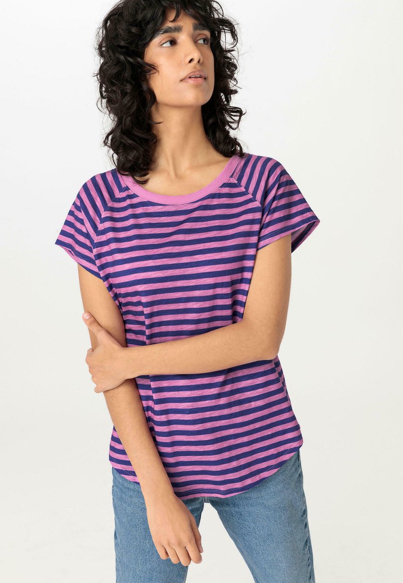 Lila- und rosa gestreiftes T-Shirt mit kurzen Ärmeln, rundem Ausschnitt und lockerer Passform, aus weichem Stoff gefertigt.