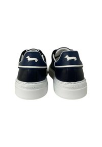 Sneakers in pelle blu navy con suola bianca, caratterizzati da una silhouette di bassotto sul tallone e "harmont&blaine" in rilievo sul lato.