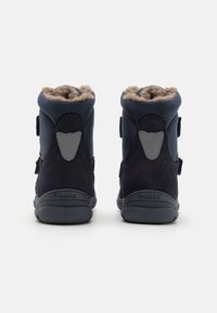 Stivali navy a metà polpaccio realizzati con una combinazione di materiali in suede e rete, dettagli grigi e una morbida fodera in pelliccia sintetica nella parte superiore. Chiusure in velcro visibili.