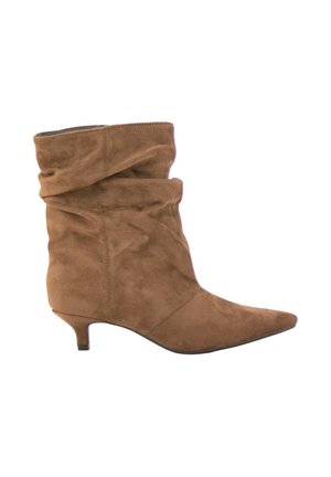 Bota marrón de ante hasta media pantorrilla, con diseño holgado, puntera puntiaguda y tacón bajo estilo kitten, mostrada de perfil sobre fondo blanco.