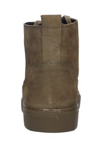 Bruine suède enkelboots met een textuurafwerking, voorzien van een rubberen zool, gestikte details en een trekband aan de achterkant voor eenvoudig aan- en uittrekken.