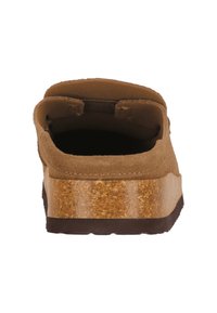 Braune Wildlederschlupfschuhe mit abgerundetem Rücken, Korkzwischensohle und einer dunklen Gummisohle; verfügen über eine weiche, strukturierte Innenauskleidung.