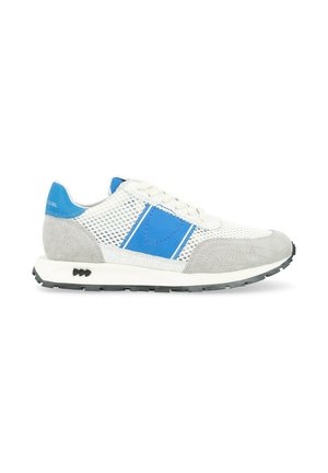 Sneakers da uomo con tomaia in rete, accenti blu, dettagli in suede grigio, pannelli testurizzati e suola in gomma nera.