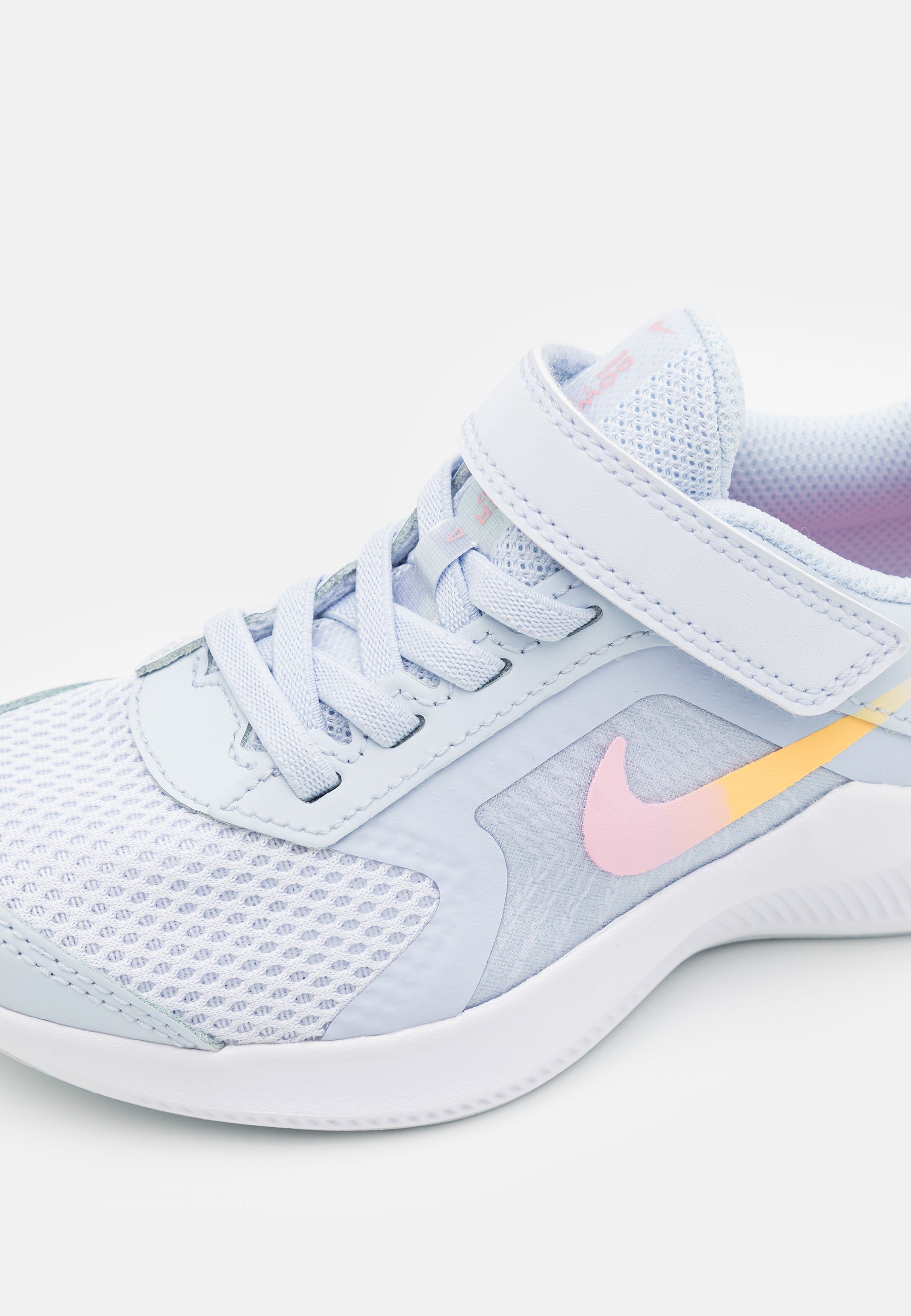 Nike Performance DOWNSHIFTER 11 SE UNISEX - Laufschuh Neutral - football  grey/multicolor/white/crimson tint/hellgrau - Zalando.de