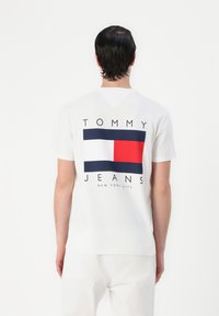 Tommy Jeans FLAG GRAPH - Apdrukāts T-krekls - ecru
