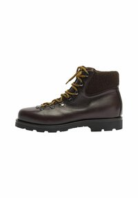 Stivale da trekking in pelle marrone con un colletto in tessuto testurizzato, punta arrotondata, occhielli in metallo e lacci gialli. Suola in gomma spessa per una buona aderenza.
