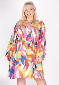 Rochie colorată, cu un model atractiv, cu decolteu în V, mâneci lungi și un cureaua detașabilă. Fabricată dintr-un material ușor, care prezintă valuri de culori vibrante.
