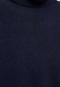 Tmavě modrý rolákový svetr vyrobený z měkké, strukturované úpletové tkaniny. Má žebrovaný výstřih a hladký povrch pro pohodlí.