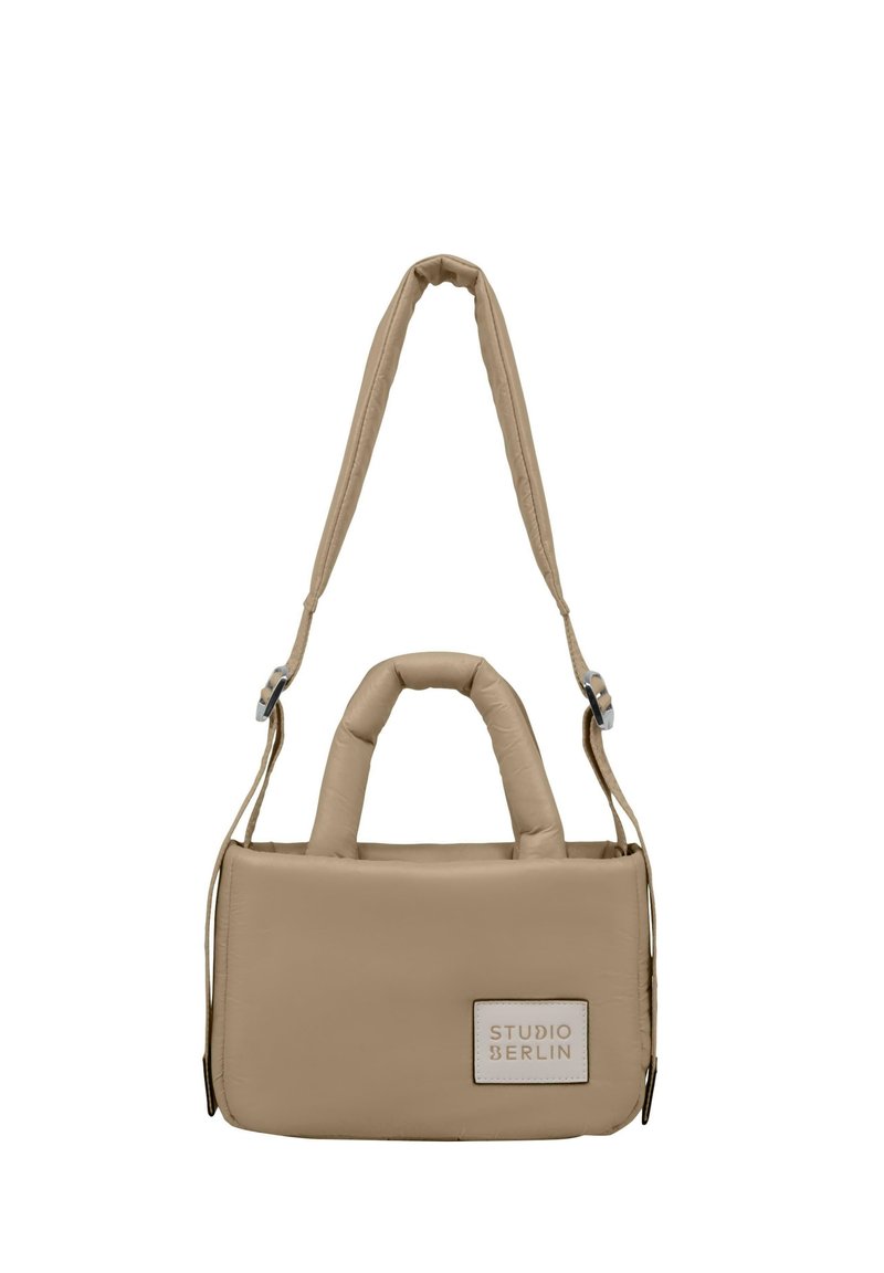 Borsa a tracolla imbottita beige con manici doppi e strap regolabile. Presenta una forma rettangolare e un'etichetta con il logo "STUDIO BERLIN".