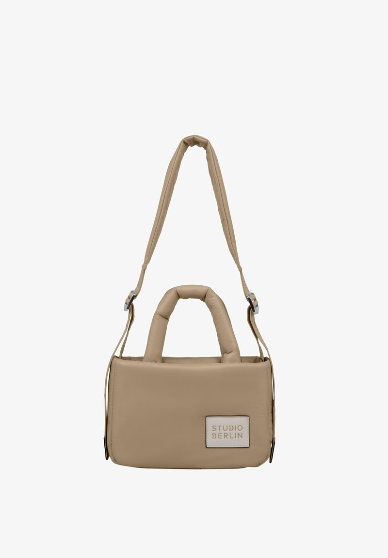 Borsa a tracolla imbottita beige con manici doppi e strap regolabile. Presenta una forma rettangolare e un'etichetta con il logo "STUDIO BERLIN".