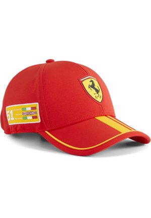Rød baseballkasket med gule racerbånd på skyggen, Ferrari-logo foran og en mærkat med flag og nummer 51 på siden.