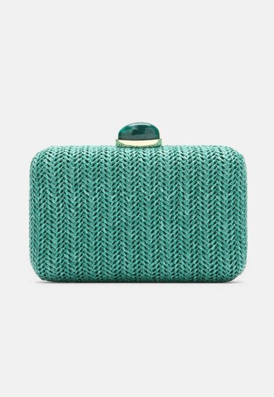 Rektangulær turkis flettet clutch lavet af tekstureret materiale med en rundet grøn ædelstenslås på toppen.