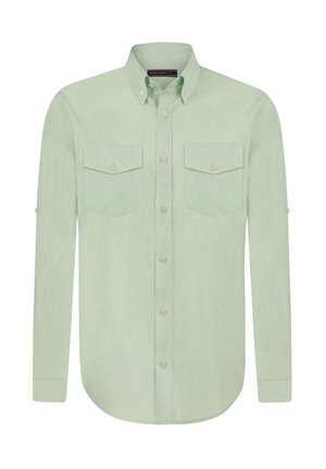 Camisa de manga larga verde claro con cuello abotonado, dos bolsillos en el pecho y dobladillo redondeado; hecha de una tela texturizada.