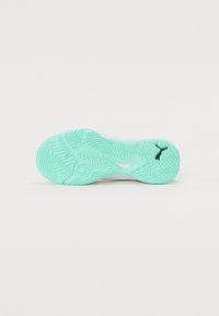 Semelle de chaussure en caoutchouc texturé vert menthe avec un motif de semelle distinctif et un petit logo noir.