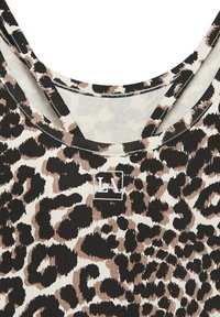 Leopardenmuster-Tanktop in Beige, Braun und Schwarz. Hat einen runden Ausschnitt und ein Markenetikett mit "LA" in einem Quadrat nahe dem Saum.