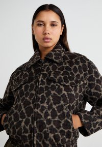 ONLY ONLEMILIA LEO JACKET - Kevyt takki - chocolate torte