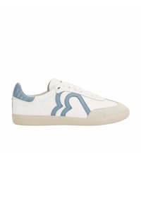 Sneaker blanc avec un accent en cuir bleu dans un design courbé, un talon texturé et une semelle en caoutchouc avec un motif de crampons géométrique.