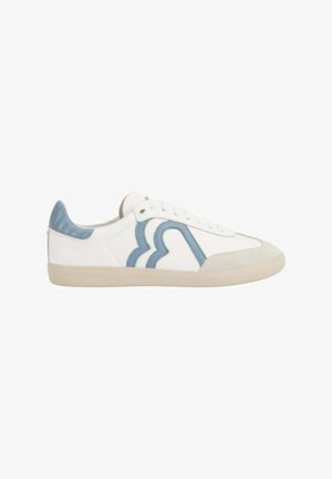 Witte sneaker met een blauw lederen accent in een gebogen ontwerp, een textuur hiel en een rubberen zool met een geometrisch profiel.