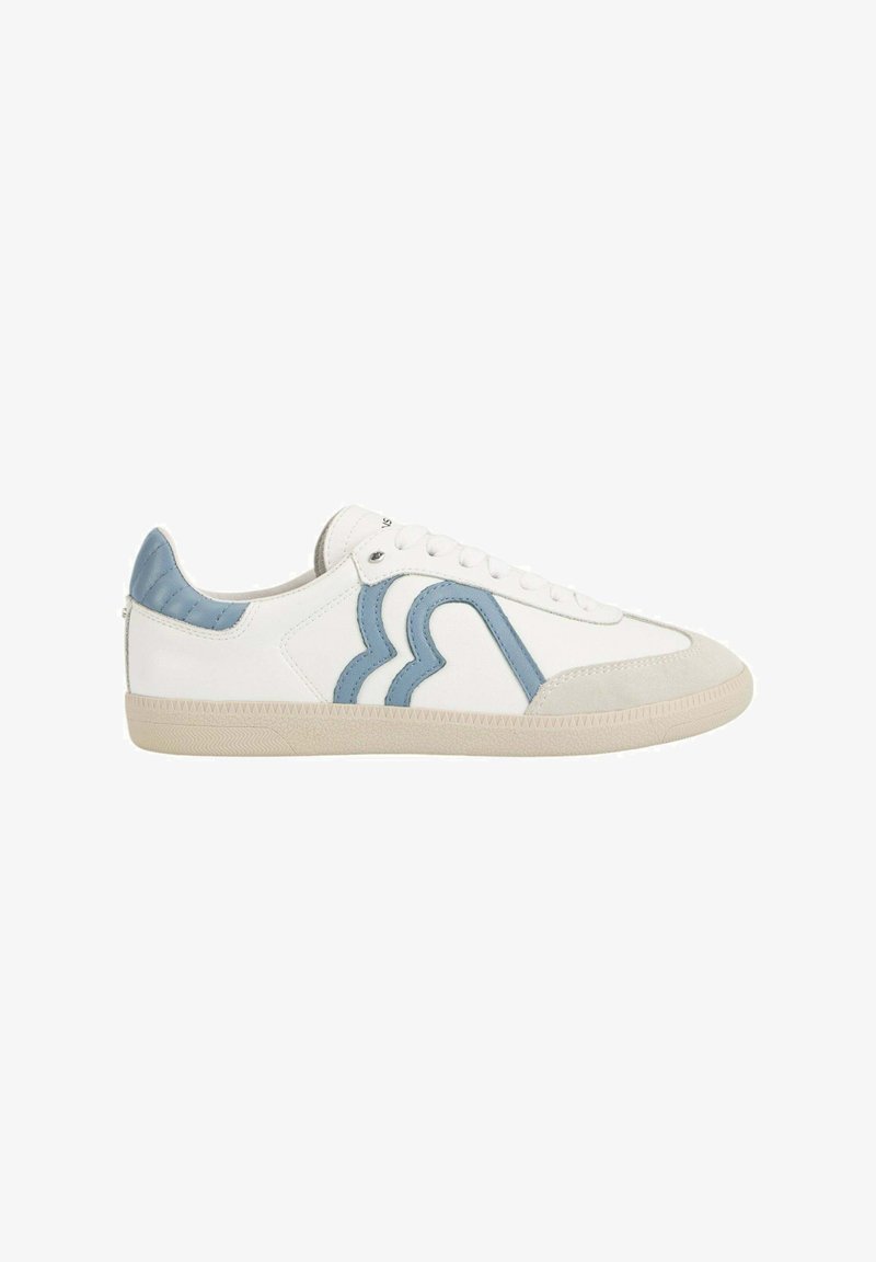 Sneaker blanc avec un accent en cuir bleu dans un design courbé, un talon texturé et une semelle en caoutchouc avec un motif de crampons géométrique.
