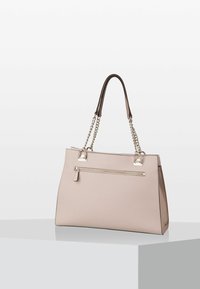 Beige lædertaske med kædeaccentuer, enkelt håndtag øverst og en forreste lynlås lomme. Har et struktureret design og en glat overflade.