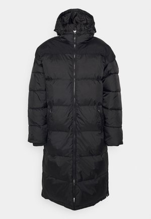 Long manteau d'hiver noir matelassé avec capuche, fermeture éclair avant complète et poches latérales zippées, présenté sur un fond uni.