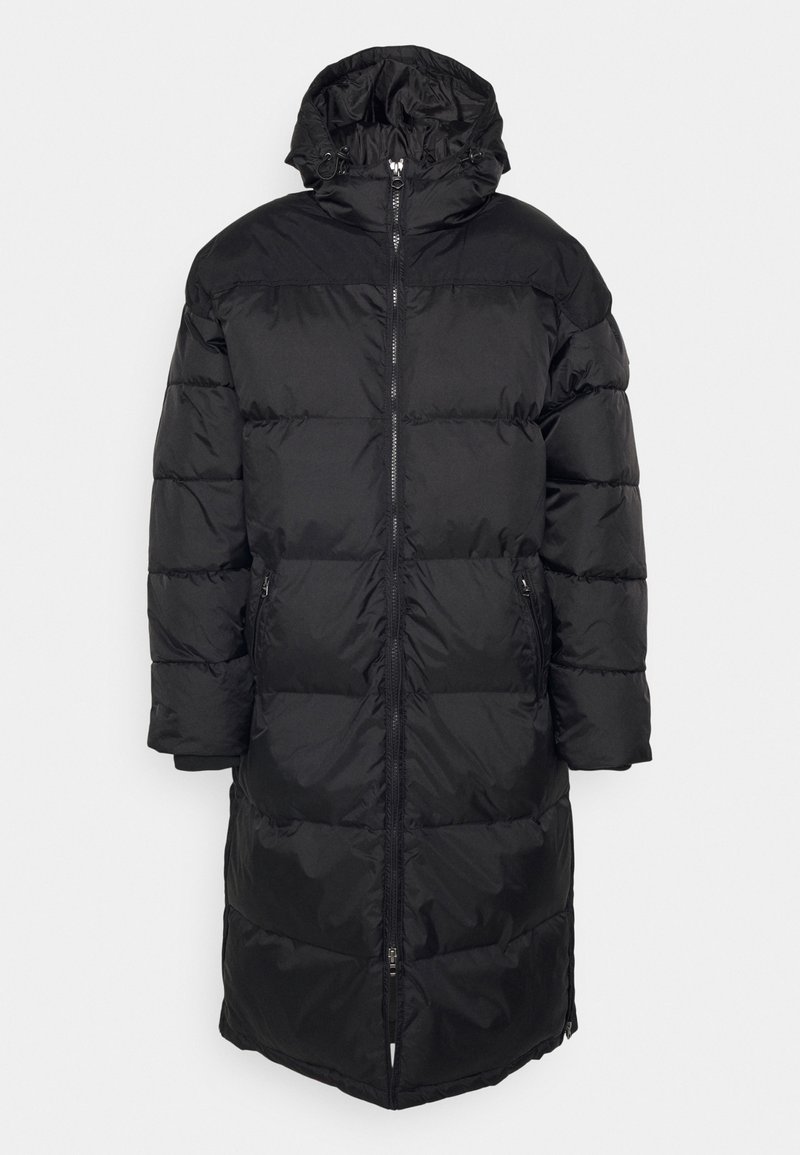 Long manteau d'hiver noir matelassé avec capuche, fermeture éclair avant complète et poches latérales zippées, présenté sur un fond uni.