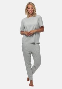 Completo in cotone grigio per il tempo libero, composto da una maglietta a maniche corte e pantaloni con waistband elastico, entrambi con una vestibilità comoda e una texture liscia.