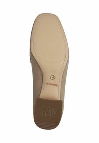 Semelle de chaussure en nubuck beige avec un léger talon, dotée d'une semelle extérieure en caoutchouc texturé et d'un logo embossé sur le côté. Taille 37 indiquée à l'intérieur.