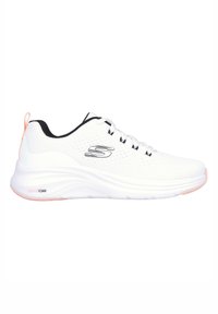 Białe buty sportowe z siateczkową cholewką, czarnymi akcentami i różowymi detalami. Posiadają grubą białą podeszwę oznaczoną "VAPOR FOAM."