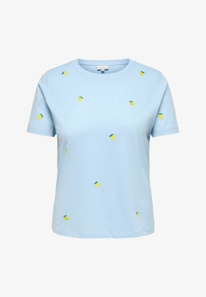 Jasnoniebieski t-shirt z krótkim rękawem z małymi, żółtymi haftami cytryn rozrzuconymi na przodzie i rękawach.