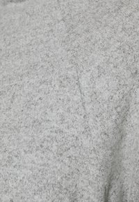 Jasnoszary, dziany sweter o miękkiej, textured wykończeniu i subtelnym wzorze, z okrągłym dekoltem i rękawami raglanowymi.