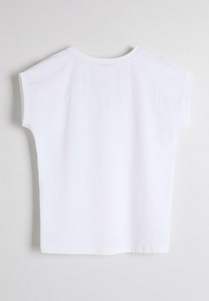 Biała koszulka z krótkim rękawem, z okrągłym dekoltem, charakteryzująca się luźnym krojem i brakiem widocznych wzorów lub akcentów. Płaska faktura, podstawowy design.