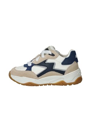 Witte en beige sneaker met marineblauwe accentpatronen, witte veters en een dikke gumzool, vanaf de zijkant gezien op een witte achtergrond.