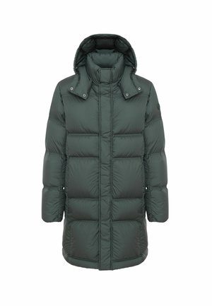 Longue doudoune vert foncé avec col haut, capuche amovible et matelassage horizontal, conçue pour temps froid.