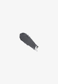 Échantillon de maquillage crème gris foncé avec une texture lisse, légèrement mate, appliqué en ligne effilée sur un fond blanc.