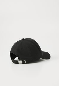 Casquette de baseball noire en tissu, avec un visière courbée, une sangle ajustable avec matériel en métal et un bouton supérieur cousu.