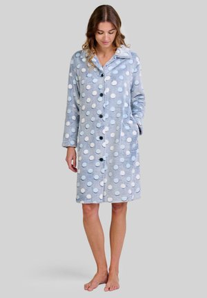 Bata de fleeceluz azul con lunares, de manga larga, con botones en la parte delantera y bolsillos laterales. Textura suave con lunares en blanco y azul oscuro.