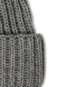 Bonnet gris tricoté présentant une texture côtelée et un fil épais, avec un revers plié en bas pour plus de chaleur.