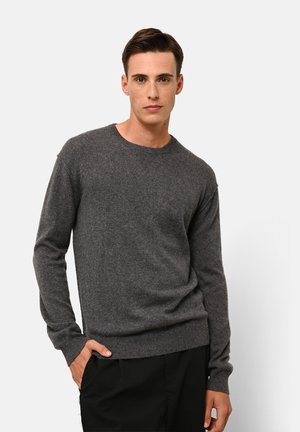 - Sweter